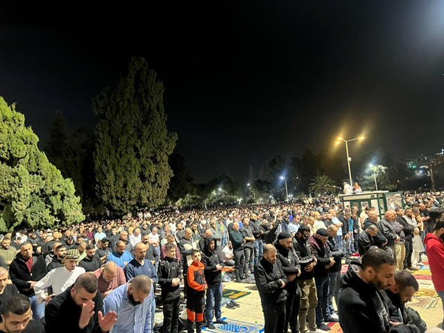 100 ألف مصلّ أدوا صلاتي العشاء والتراويح في اليوم الـ28 من شهر رمضان المبارك في رحاب المسجد الأقصى